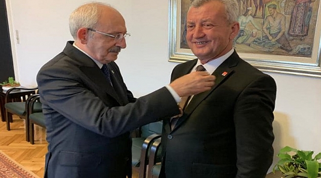 Tahir Şahin CHP'ye geri döndü: Rozeti Kılıçdaroğlu taktı