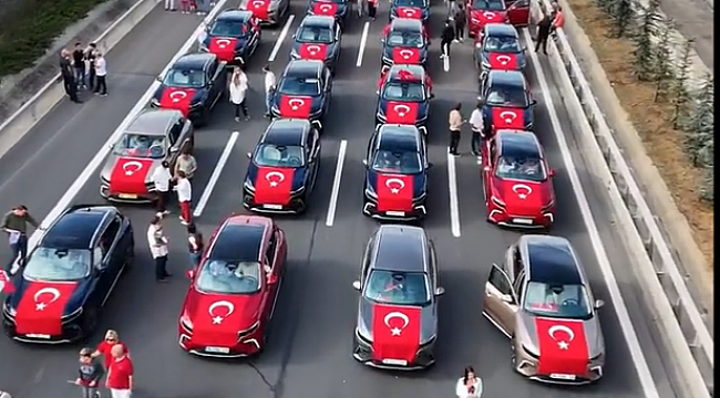 Togg kullanıcılarından ‘Cumhuriyet’ konvoyu