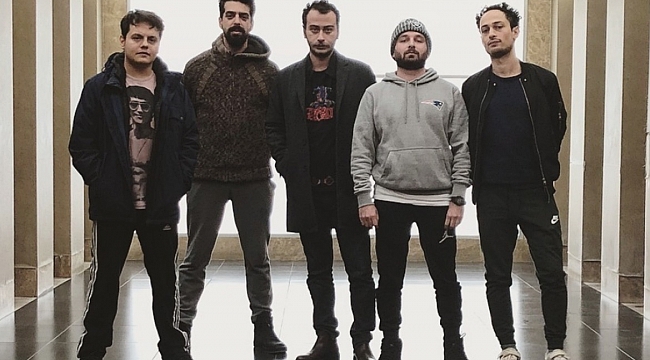 Yüzyüzeyken Konuşuruz&#039;un gitaristi Can Tunaboylu sevgilisini darp ettiği iddialarıyla gündemde!