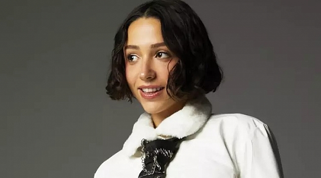 Zeynep Bastık beyaz sütyeniyle spor salonundan poz verdi