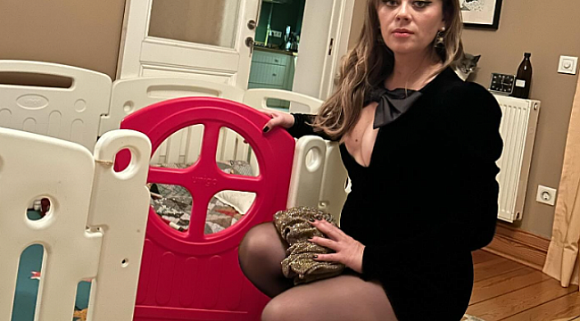 Demet Evgar&#039;dan kızının odasında cesur pozlar