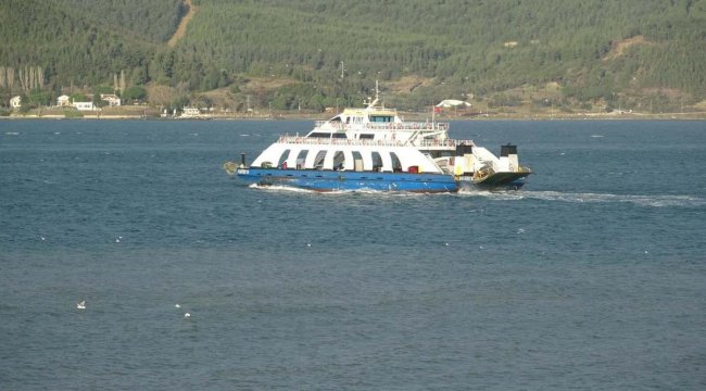 Çanakkale&#039;de, Gökçeada ve Bozcaada feribot seferlerine &#039;fırtına&#039; engeli