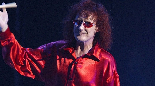 Dünyaca ünlü rock müzik grubunun bateristi hayatını kaybetti