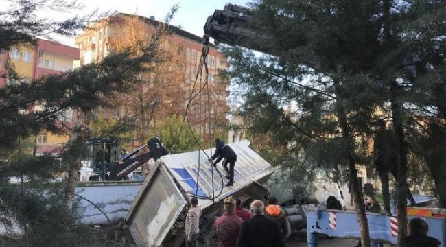 Okul bahçesinde oluşan obruğa hafriyat kamyonu düştü