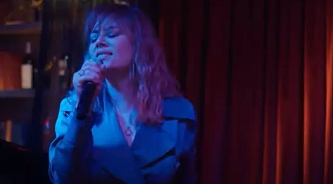 Demet Evgar sahneye çıktı sosyal medya yıkıldı