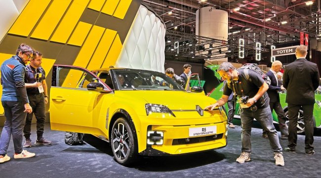 Fuardaki tek Avrupalı Renault, Çinlilerin tam karşısında ‘uygun fiyatlı elektrikli’ tanıttı... Çin akınına karşı Fransız ‘5’lisi