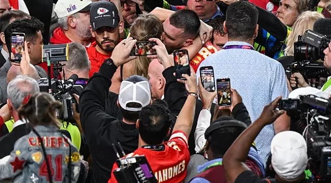 Taylor Swift Super Bowl'da sahaya indi ve sevgilisinin dudaklarına yapıştı