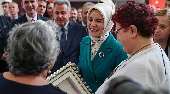 Bakan Göktaş İzmir'de huzurevini ziyaret etti