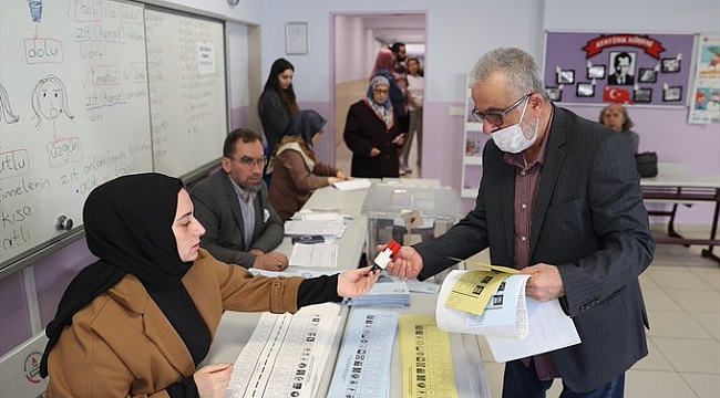 Türkiye sandık başında! Oy verme işlemi başladı