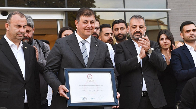 Başkan Cemil Tugay mazbatasını aldı