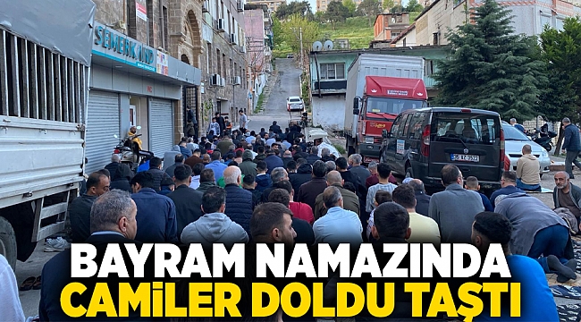Bayram namazında camiler doldu taştı