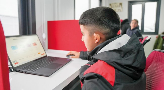 Deprem sonrası 20 bin öğrenciye teknoloji desteği