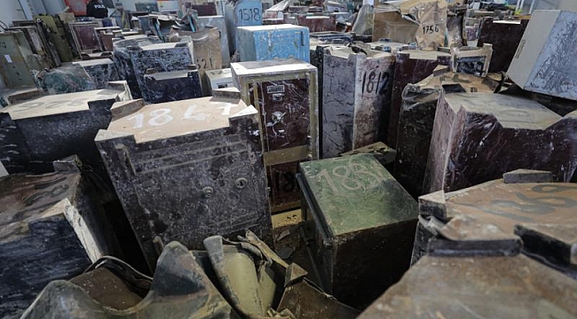 Depremlerde enkazdan çıkarılan çelik kasalar açıldı