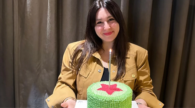 Doğum günü pastası eleştiri yağmuruna tutuldu.Yasemin Sakallıoğlu'ndan cevap geldi