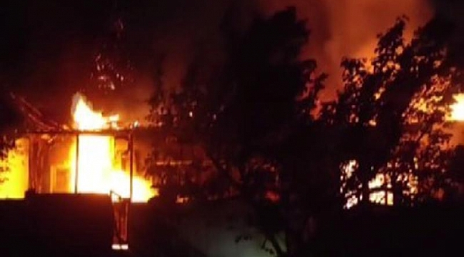 Elektrik kaçağı tek katlı evi küle çevirdi