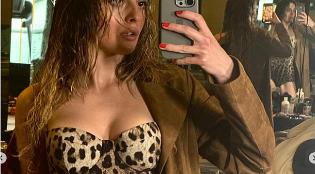Melis sezen leopar desenli mayosuyla ayna karşısına geçti