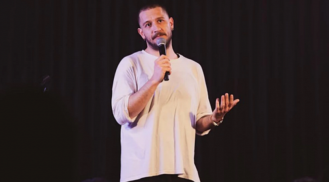 Sevgilisinin sergisi için kamera karşısına geçen Uraz Kaygılaroğlu, pozlarından dolayı linç ediliyor