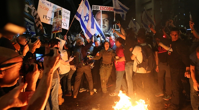 Tel Aviv&#039;de on binlerce İsrailli Netanyahu&#039;nun istifası için sokaklara indi