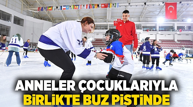Anneler çocuklarıyla birlikte buz pistinde