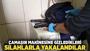 Çamaşır makinesine gizledikleri silahlarla yakalandılar