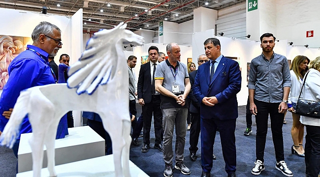 İzmir&#039;de bu yıl ilk kez düzenlenen İzmir Sanat ve Antika Fuarı,büyük ilgi gördü.