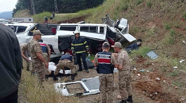 Gaziantep'te feci kaza! Tır yolcu minibüsünü biçti: 8 kişi hayatını kaybetti