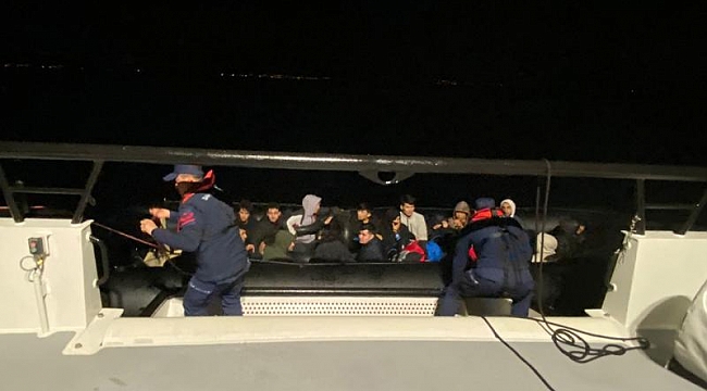 İzmir açıklarında 22 düzensiz göçmen yakalandı
