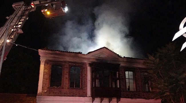 İzmir'de tarihi binada çıkan yangın kontrol altına alındı