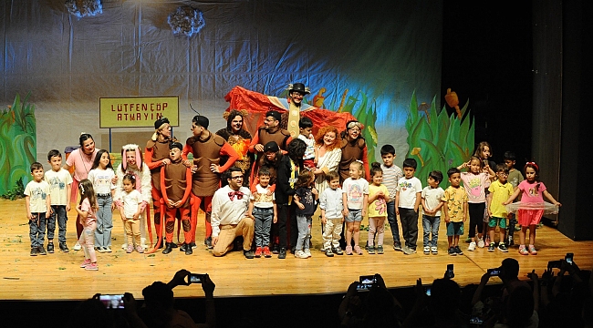 Karşıyaka Belediye Tiyatrosu tarafından sahneye taşınan “Çekirdekten Ormana” adlı tiyatro oyunu sezona veda etti. 