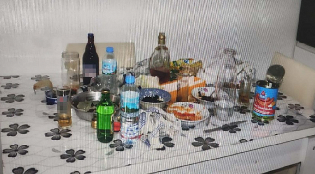 Villada alem yapıp, 35 yıllık içkileri çaldılar