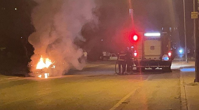 Adana&#039;da seyir halindeki otomobil yandı