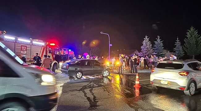 Anadolu Otoyolu&#039;nda iki otomobil çarpıştı: 5 yaralı