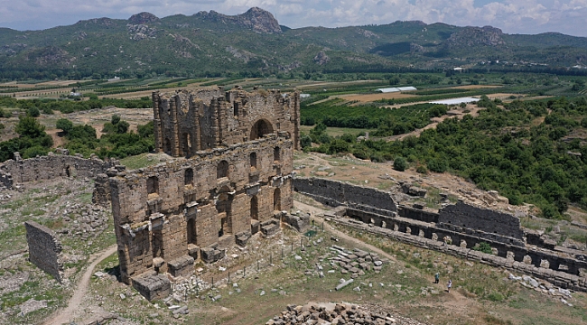 Aspendos Antik Kenti&#039;nde 2 bin yıllık Zeus ve Afrodit heykelleri bulundu