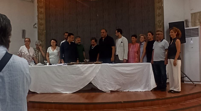 CHP Buca&#039;da mavi ve beyaz liste salonu terk etti