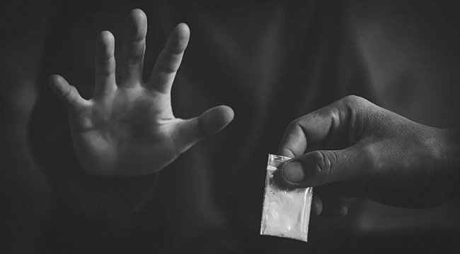 İzmir Tumed'den Uyuşturucu Karşıtı Uyarı: "Gençler, Madde Veren İnsanlar Sizin Arkadaşınız Değildir"