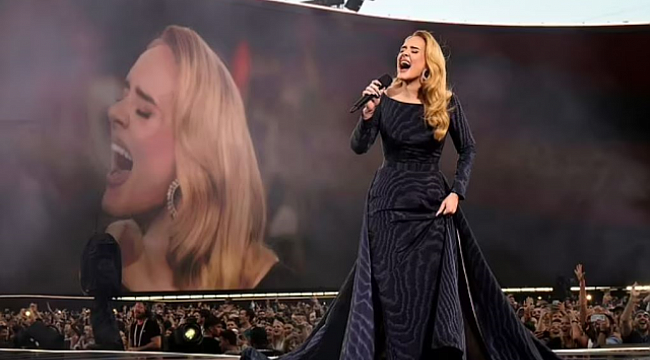 Adele, Münih&#039;teki konserinde erkek arkadaşı Rich Paul ile nişanlandığını doğruladı