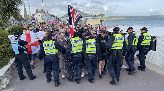 İngiltere&#039;de aşırı sağcı sokak olayları ülkenin birçok bölgesine yayıldı