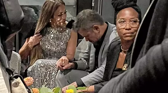 Jennifer Lopez, Toronto Film Festivali&#039;nde Matt Damon,&#039;un elini tutarken görüntülendi