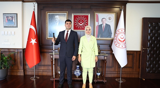 Türkiye&#039;nin ilk görme engelli hakimi görevine başladı