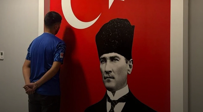 Antalya&#039;da Atatürk çıkartmasına basan yabancı uyruklu şahıs tutuklandı