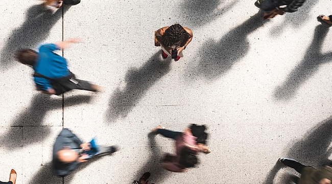 2024&#039;ün kelimesi &#039;kalabalık yalnızlık&#039; seçildi