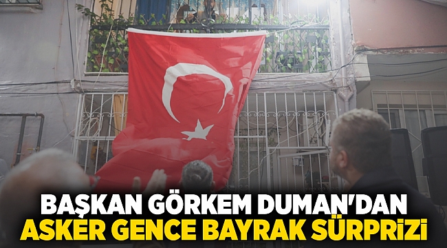 Başkan Görkem Duman’dan asker gence bayrak sürprizi