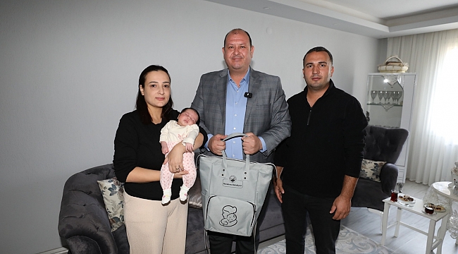 Bebeklere İlk Hediye Menderes Belediyesi&#039;nden