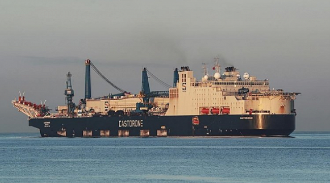 Derin denizde boru indirme gemisi "Castorone" İstanbul Boğazı'ndan geçti