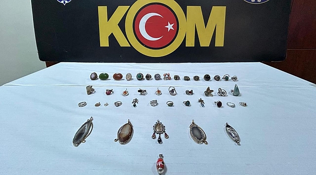 Adana&#039;da şüpheli araçtan 43 tarihi eser objesi çıktı