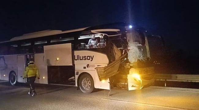 Afyonkarahisar'da yolcu otobüsü tıra çarptı