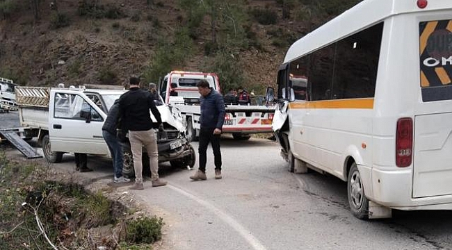 Antalya&#039;da öğrenci servisi ile kamyonet çarpıştı: 24 yaralı