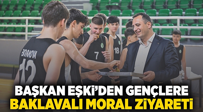 Başkan Eşki’den gençlere baklavalı moral ziyareti