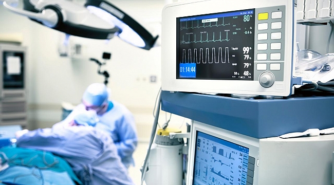 Hindistan'da bir kızın vücudundan 16 kilogramlık 'parazitik' ikiz çıkarıldı