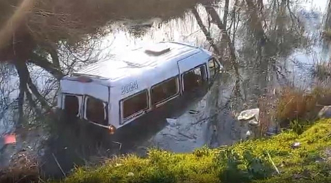 İşçileri taşıyan minibüs dereye devrildi: 8 yaralı